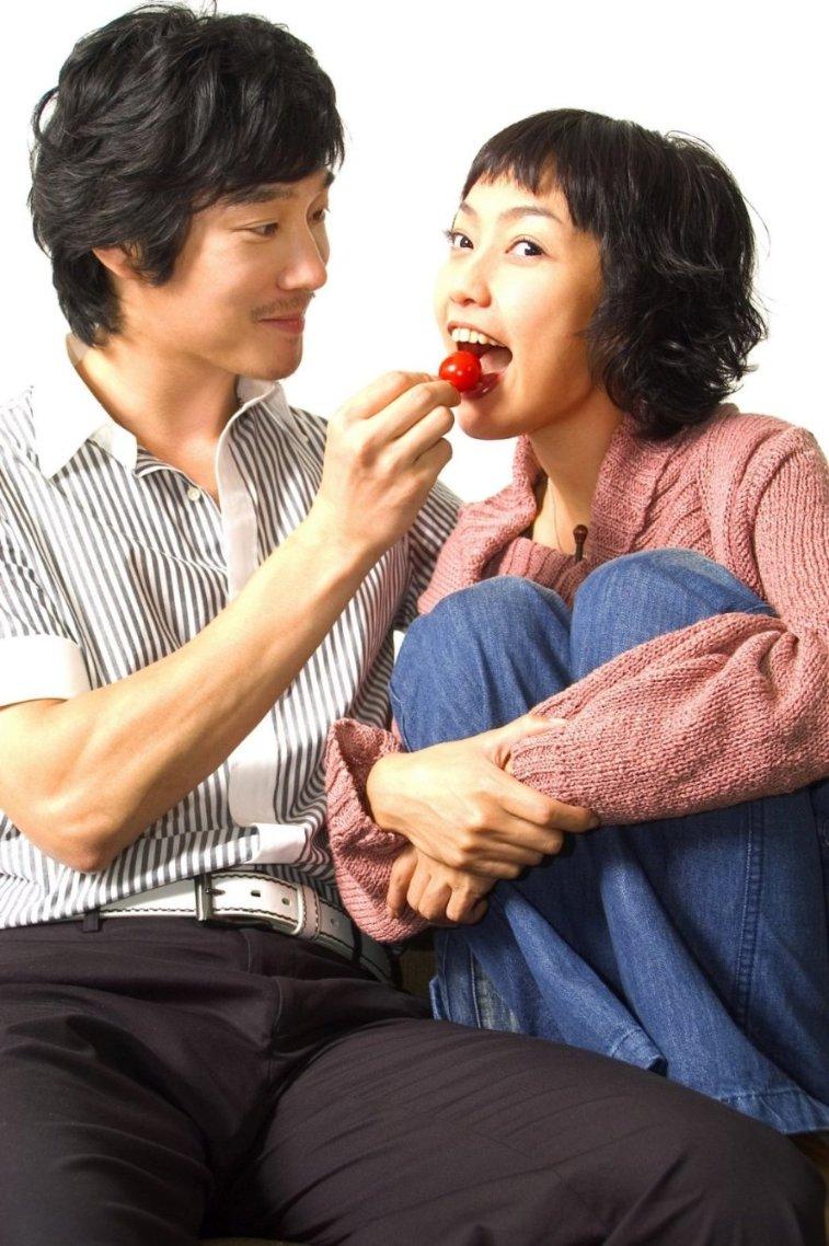 三轮车避让婚车车队不慎侧翻,车队随即停下司机乘客一起下来帮忙